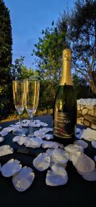 Nápoje v ubytování Chambre d'hôte Cigale jacuzzi et jardin privé + 20 fotografií