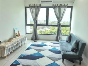 een woonkamer met een bank en een groot raam bij Cozy&Comfort Suite Perai in Jalan Baharu
