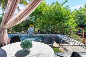 einen Tisch mit einer Topfpflanze auf einem Tisch mit einem Brunnen in der Unterkunft Casa em Toquinho/Porto de galinhas in Porto De Galinhas