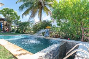 einen Pool mit einem Brunnen im Hof in der Unterkunft Casa em Toquinho/Porto de galinhas in Porto De Galinhas