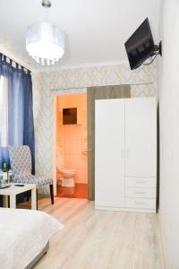 Schlafzimmer mit einer Tür zum Bad in der Unterkunft Casa Millelune in Focşani
