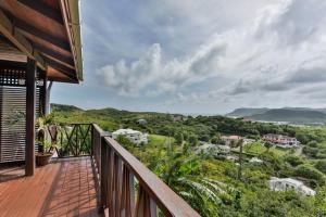 balcón con vistas al océano en Charming cottage located in Cap Estate - Orchid Cottage home, en Cap Estate