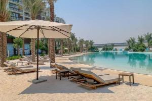 Bazén v ubytování 2-Bedroom Urban Luxe in Dubai Creek Harbour nebo v jeho okolí