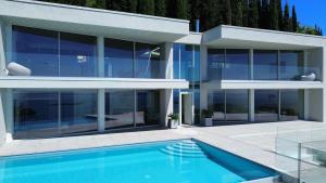 une image d'une maison avec une piscine dans l'établissement Infinity Villa Salo, à Montecucco