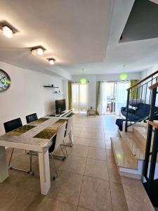 salon ze stołem jadalnym i krzesłami w obiekcie CASA DEl SOL PLAYA PUERTO BLANCO w mieście Calpe