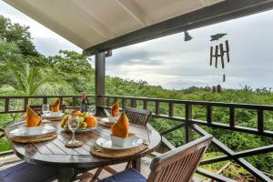 un tavolo con un cesto di frutta sul balcone di Villa Darcy - Serene 1 bedroom villa in Cap Estate with private pool villa a Cap Estate