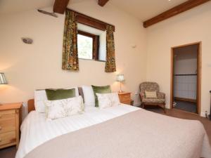 1 dormitorio con cama blanca y ventana en 2 Bed in Whaley Bridge PK741 en Whaley Bridge