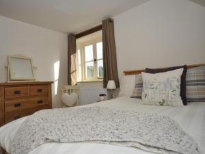 Un dormitorio con una gran cama blanca y una ventana en 2 Bed in Newthorpe 47031 