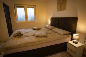 Soriso Gorici في أوتوتشاتش: غرفة نوم بسرير ومخدات ونافذة