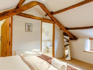 a bedroom with a bed in a room with wooden beams at 2 bed in Torrington 49589 in Roborough