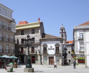 an old building in a city with a clock tower at Moderno apartamento con encanto en el centro de Vigo in Vigo