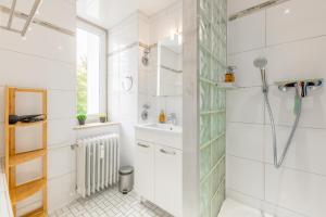 La salle de bains est pourvue d'un lavabo et d'une douche. dans l'établissement Stay Awesome - Urban Jungle Apartment Zentral, Wilhelmshöhe, à Cassel