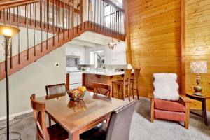 uma cozinha e sala de jantar com mesa e cadeiras em 2349-Mountain Pines Cottage cabin em Big Bear City