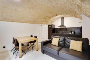 sala de estar con sofá y mesa en Pick A Flat's Apartment in Place Vendôme/Tuileries - Rue Saint-Honoré, en París
