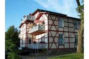 une maison avec 2 balcons sur le côté dans l'établissement Villa Gundula nur 600m bis zum Ostseestrand, à Zinnowitz
