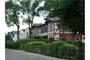 een huis met een hek ervoor bij Villa Gundula nur 600m bis zum Ostseestrand in Zinnowitz