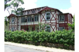 una casa de color rojo y blanco en Villa Gundula nur 600m bis zum Ostseestrand en Zinnowitz