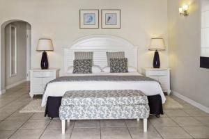 una camera da letto con un grande letto bianco con due lampade di The Harbour #6 - 3 Bedrooms in Rodney Bay townhouse a Gros Islet