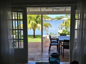 una porta aperta su un patio con tavolo e sedie di The Anchorage #5 a 3 bedroom Waterfront Condo in Rodney Bay condo a Gros Islet