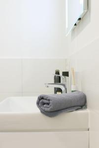 - un lavabo avec une serviette à côté d'un robinet dans l'établissement Baumhof55-5, à Marktheidenfeld
