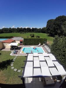 una vista aérea de una piscina en un patio en B Home Tresoldi en Cassano dʼAdda