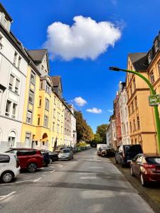 a city street with cars parked on the street at Modernes Appartement Nähe City in Dortmund