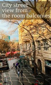 una vista sulla strada dalla sala da ballo con persone che camminano di Zimmer Boutique Hotel a Baku