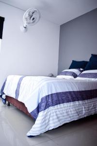 Postel nebo postele na pokoji v ubytování ¡Bienvenido a tu hogar en Cúcuta! Casa Almonacid