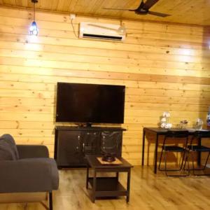 Et tv og/eller underholdning på The Elegance Wooden Villa