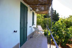モーディカにあるLa Piccola Locandaのバルコニー(緑のドア、椅子付)