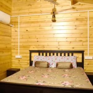 En eller flere senge i et værelse på The Elegance Wooden Villa + 6 billeder