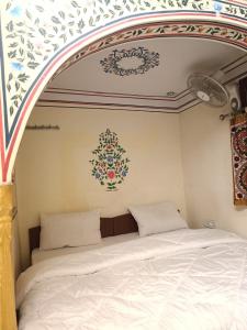 Un ou plusieurs lits dans un hébergement de l'établissement Hotel Khandaka mahal