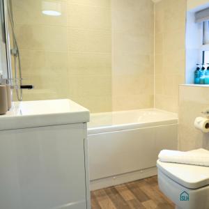 ein Badezimmer mit einer Badewanne, einem WC und einem Waschbecken in der Unterkunft Summertown Oxford- Entire 4 bedroom home, sleeps up to 10- 10 mins to city centre in Oxford