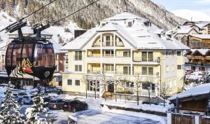 una casa en la nieve con un remonte en Hotel Garni Astoria, en Ischgl