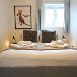 ein Schlafzimmer mit einem Bett mit zwei Handtüchern darauf in der Unterkunft Summertown Oxford- Entire 4 bedroom home, sleeps up to 10- 10 mins to city centre in Oxford