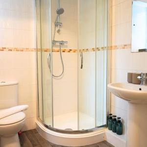 ein Bad mit einer Dusche, einem WC und einem Waschbecken in der Unterkunft Summertown Oxford- Entire 4 bedroom home, sleeps up to 10- 10 mins to city centre in Oxford