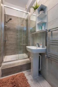 bagno con doccia, lavandino e doccia di Amazing Finsbury Park Studio a Londra