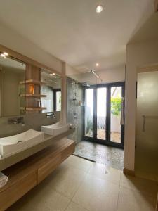 La grande salle de bains est pourvue de 2 lavabos et d'une douche. dans l'établissement VILLA LILOU, Splendide villa au centre de Grand Baie, à Grand Baie