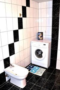 ピツイディアにあるVilla Leonidasのバスルーム(洗濯機、トイレ付)
