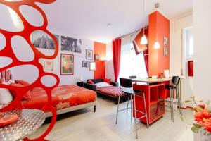 ミラノにあるAppartamento Rosso a Milano, tranquillo, vicino allo IEOのベッドルーム1室(ベッド1台、デスク付)