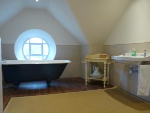 Un baño con una bañera grande y un lavabo. en The Bothy, Gallin, Glenlyon, Perthshire, en Bridge of Balgie 6 fotos más