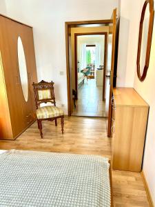 een slaapkamer met een bed, een dressoir en een spiegel bij Privatzimmer Hanna in Dießen am Ammersee