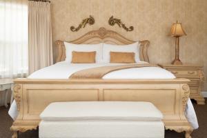 - une chambre avec un grand lit et un cadre en bois dans l'établissement The Inn at Thorn Hill, à Jackson