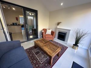 Uma área de estar em 3 Bed Home for Contractors Relocators with Parking Garden WiFi Sleeps 6