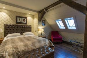 A bed or beds in a room at Det Hanseatiske Hotel