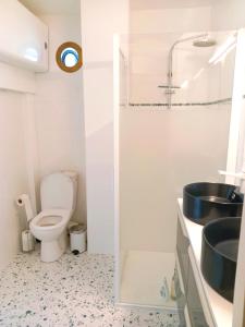 a bathroom with a toilet and a sink at T1 bis neuf avec petite chambre à 150m de la plage in La Baule