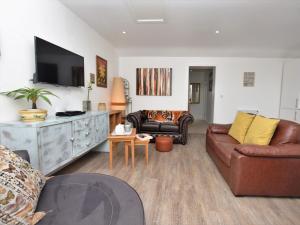 sala de estar con sofá y TV en 3 bed in Ferryside 51632, en Ferryside