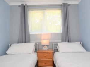 a bedroom with two twin beds and a window at 2 Bed in Bude 53635 in Bude