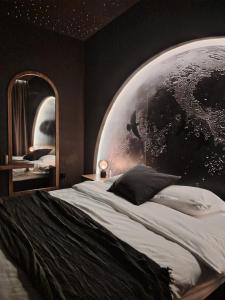 ein Schlafzimmer mit einem großen Bett und einem großen Fenster in der Unterkunft Star Room in Ras al Khaimah + 7 Fotos
