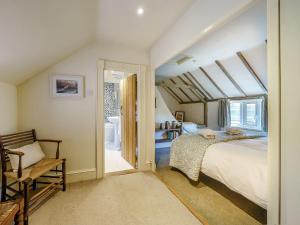 una camera con un grande letto e una finestra di 1 Bed in Evesham 55177 a Bretforton